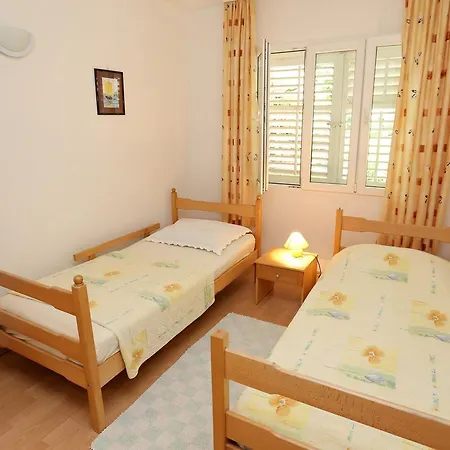 Apartment 10048b